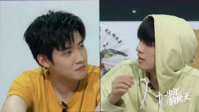 r1se少年排排坐玩游戏,任豪翟潇闻输了被罚做俯卧撑,真是太可爱了!