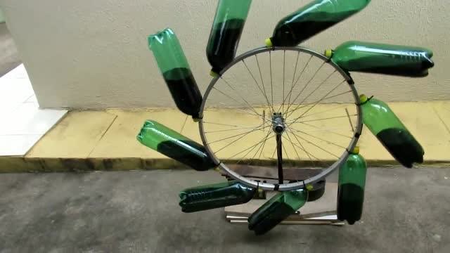 给个初动力,瓶子里水的冲量会使轮子持续转,这是永动机吗?