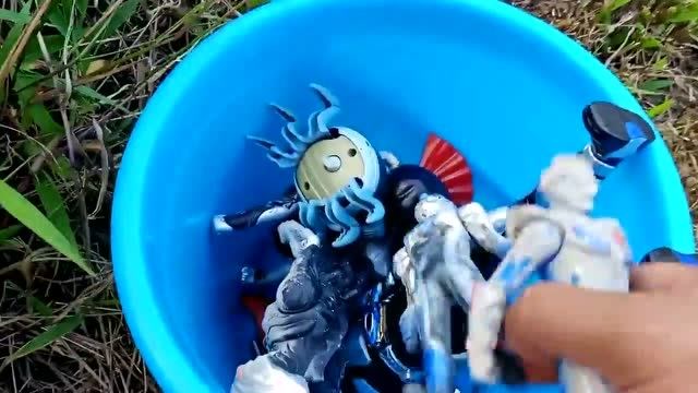 奥特曼:在树枝上发现了两个脏奥特曼!
