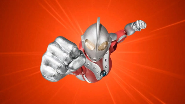 小伙逛街变身佐菲奥特曼解决怪兽,却遭到宇宙人的伏击