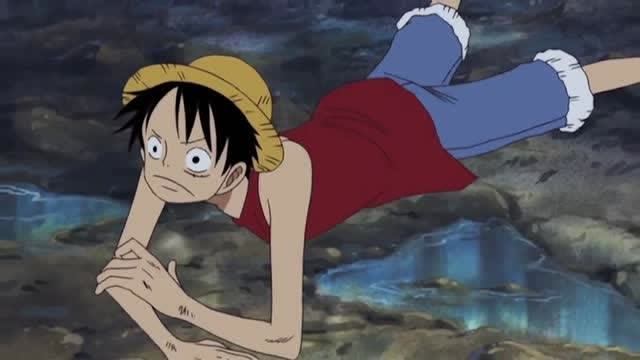 海水退潮,路飞趴在地上说自己溺水了,一会又说自己饿了