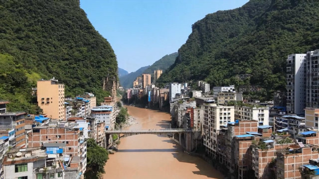 云南最窄县城盐津县,左右两边都是峭壁,看起来太危险了