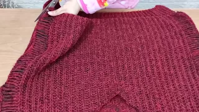 家里不穿的旧毛衣别扔,下摆剪下来缝一下,改成保暖围巾,戴上漂亮又