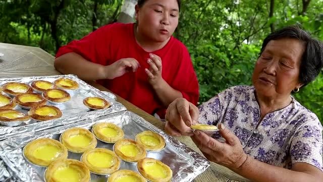 胖妞和奶奶爱吃甜品,半成品的蛋挞做起来真简单!