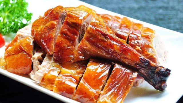烧腊店里的顶梁柱:广式烧鸭的美味妙不可言,大厨的刀工很治愈