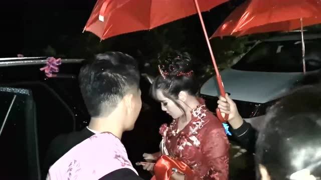 新郎半夜接亲,新娘一直站着,迟迟不上车,是后悔了吗