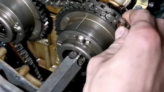 更换正时齿轮,这种活比较费时间,而且对师傅还有很高的特殊要求!