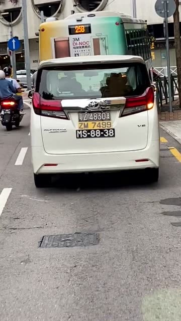 刚刚来到澳门旅游,看见这台面包车挂3个车牌,这是什么操作?