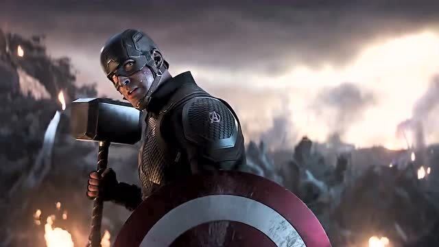 看到拿起雷神锤的美国队长,就知道,队长不是叫着玩的