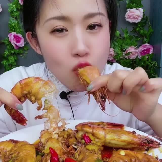 美女吃货吃香脆大虾,这个虾看起来也太肥了,还是熟虾看着舒服