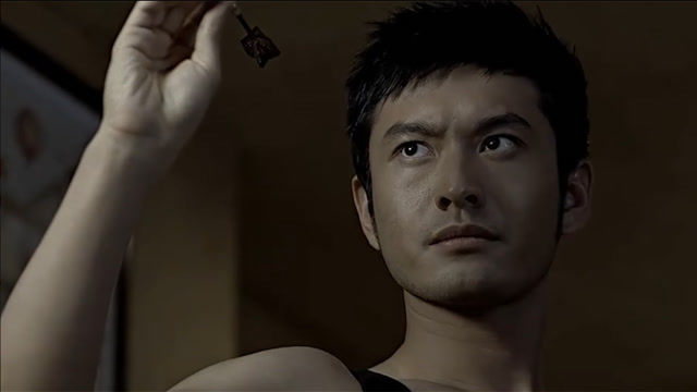 神枪手:黄晓明和陈冠希扔飞镖,黄晓明连扔三下,次次命中靶心