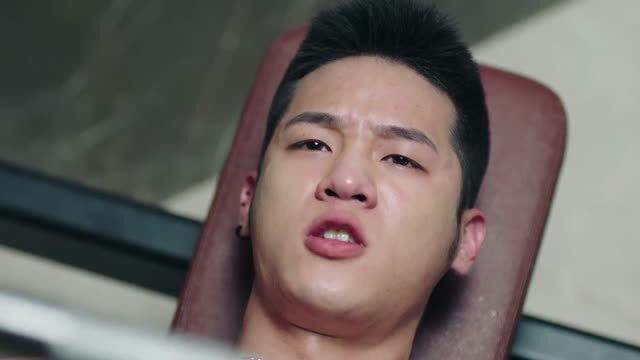 暖暖的幸福丁一丁在房间锻炼身体秀肌肉身材真好