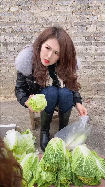 美女,哪有你这样买菜的?