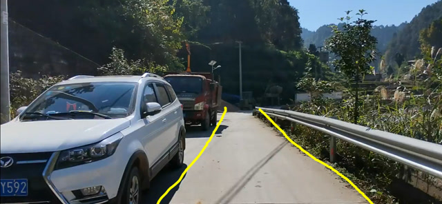 在这样的狭窄路段会车,一般人都很难通过,老司机也是一样!