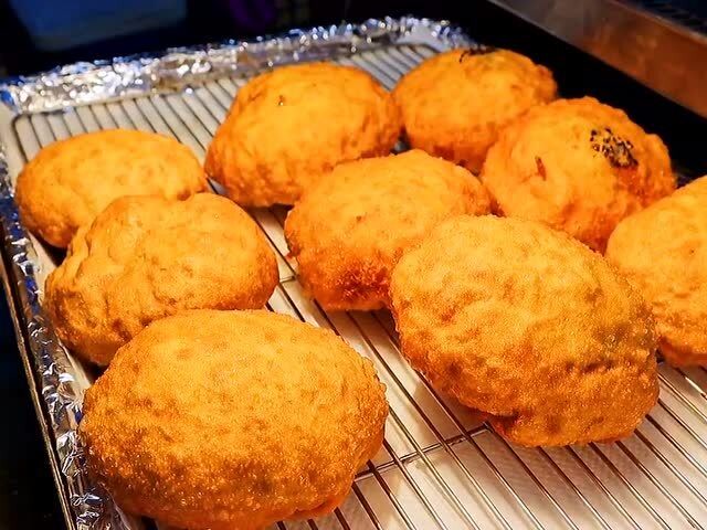 皮薄馅厚的蚵仔包,酥脆的外皮里面包裹着鲜嫩的生蚝,绝了