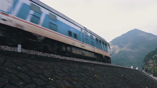 金温铁路特殊涂装东风4b牵引货车通过