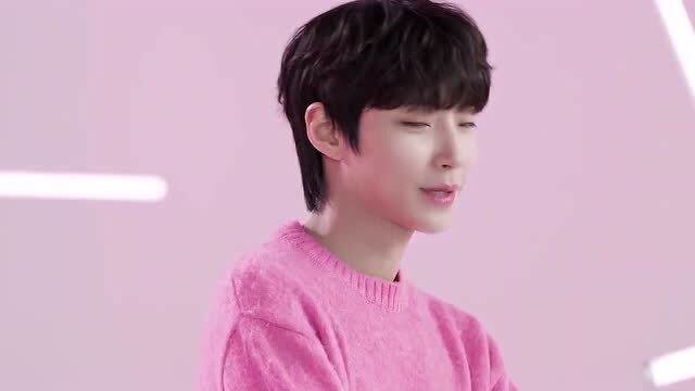 女神降临,黄寅烨这个粉毛衣真的太嫩了吧