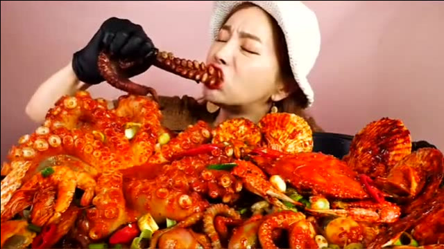 韩国吃货美女直播吃大餐章鱼海鲜拼盘美女吃的满脸陶醉创造新的表情包