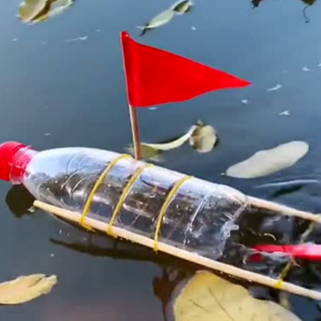 用矿泉水瓶做的永动小船,特别简单,和孩子一起动手做起来吧!