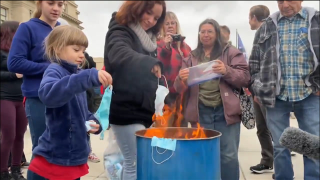 美国抗议现场:家长鼓励孩子烧口罩 一群人围观有说有笑均未戴口罩