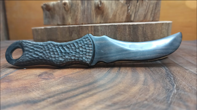 劲松用木头做了把小刀,很享受动手的过程,又一件不错的工艺品!