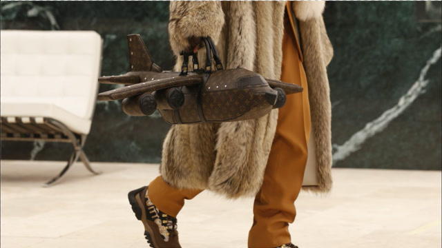 lv飞机包售价25万元,网友吐槽:不如买真机