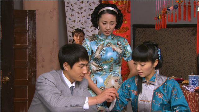 《百媚千娇》第31集01:肖雨霜嫉妒杜霄云和绣女在一起,竟放火烧了绣庄
