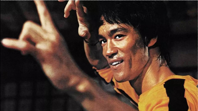 李小龙复活出现香港街头?表演双截棍,无数路人围观