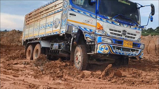 大货车超载拉泥土,也有陷泥坑的时候,司机真的要哭了