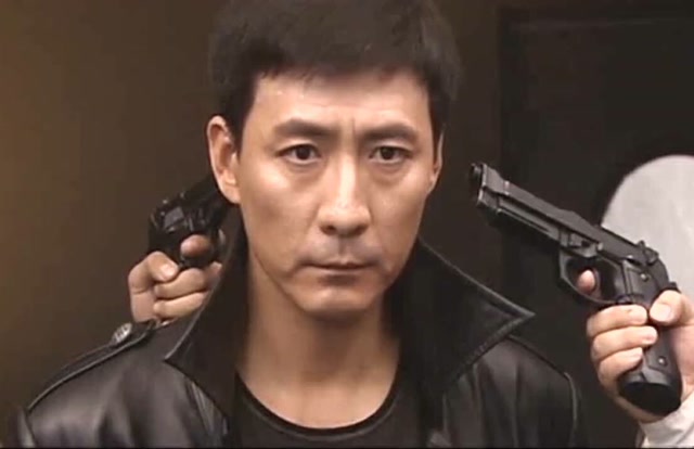 两人用枪指着燕双鹰的头,双鹰:我会让你看到自己的脑浆