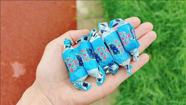 趣味糖果,美味的蓝色高粱饴软糖来喽!香甜蓝莓味,真好吃