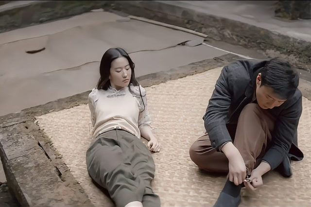 夜孔雀:爱情使人迷失,刘亦菲沦陷在黎明的怀抱之中!