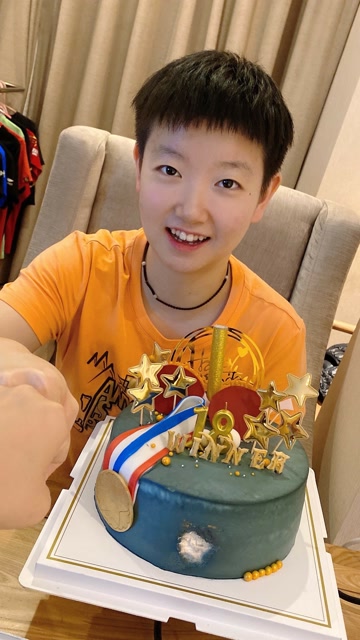 孙颖莎自己捏自己脸这肉嘟嘟的样子太可爱了