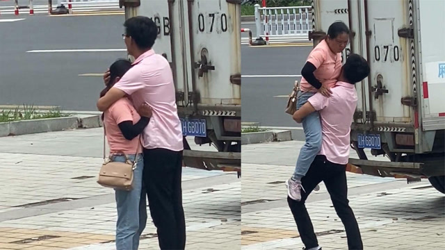 女子街边生气,男子贴心劝慰,最后将女子抱着走,网友大呼羡慕