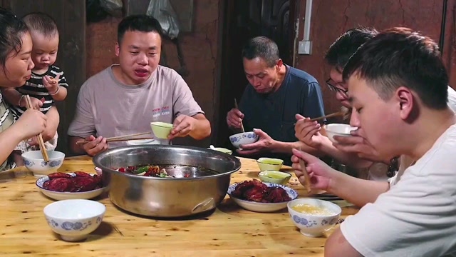 钟小飞说洪霞是个败家娘们,朋友却说是勤俭持家的女人.