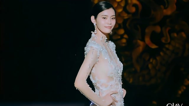 奚梦瑶t台走秀,出场瞬间惊艳全场,超模身材太养眼!
