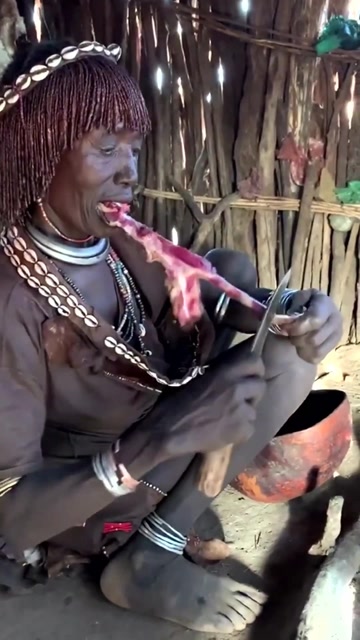实拍非洲原始部落野人吃肉眼前的一幕真是不堪入目
