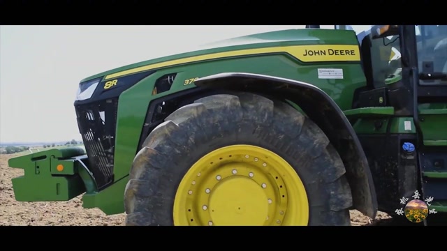 约翰迪尔大马力新车型新版7r和8r拖拉机配合喷洒沼液