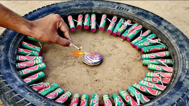 当旋转烟花遇到鞭炮轮胎会怎样?点燃一瞬间,现场实在太震撼!