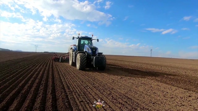 豪狮6focus条播机播种油菜纽荷兰t8390拖拉机担任牵