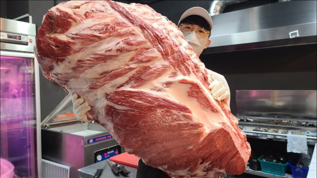 "败家"小伙切牛排,80斤肉切完只剩30斤,结果月赚20万!