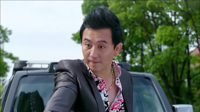 私房钱:老头碰瓷不专业,不料车主是个狠人,一脚油就冲过去