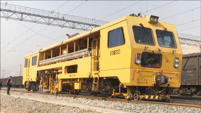 铁路机械化作业现场,dc-32Ⅲ铁路道砟捣固车作业,功能很丰富