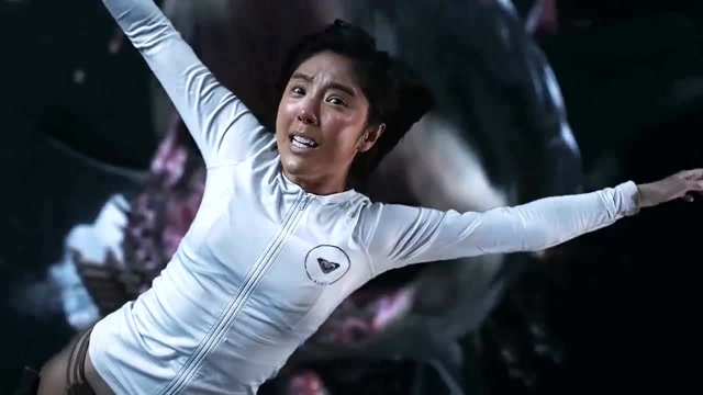 赵奕欢上演教科书式自救,且看美女如何跟鲨鱼斗智斗勇,太刺激了!