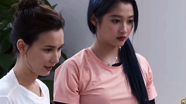 关晓彤第一次倒立