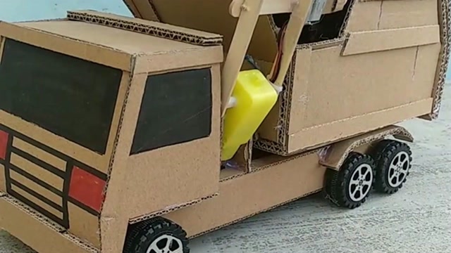 这个垃圾车太高科技了,小孩子的手工作品,太有才了!