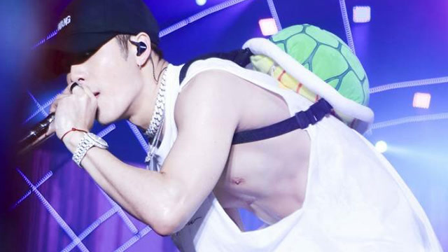 王嘉尔台上劲歌热舞脱衣撩粉 惹得男粉比女粉还激动?