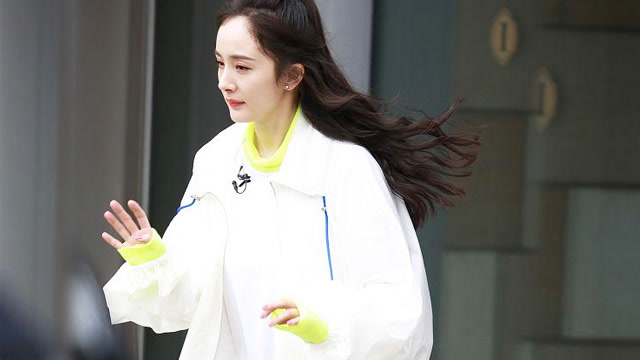 杨幂穿白衣半扎马尾清新靓丽 挥手奔跑长发飘飘少女感十足