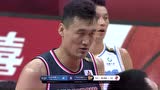 苏伟两罚不中！易建联和理疗师观战很紧张