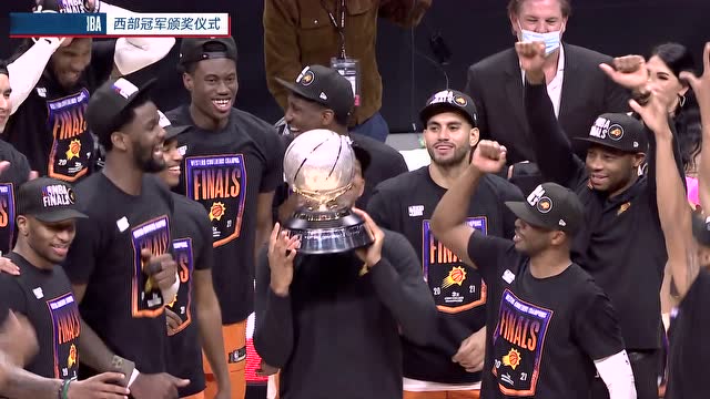 洛杉矶快船太阳获得西部冠军保罗骄傲举起奖杯